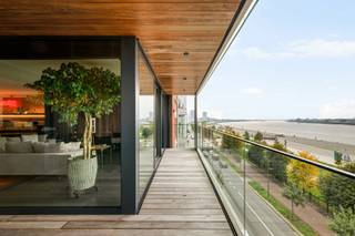 <p>Located on the fourth floor of a modern building completed in 2018, comprising just six apartments, this furnished property combines space, comfort and privacy with beautiful views over the River Scheldt.</p>
<p>The spacious entrance hall leads to a bright living area with a fully equipped open-plan kitchen. Eight metres of floor-to-ceiling windows offer panoramic views of the Scheldt and the renovated riverfront. The adjoining terrace includes a practical storage room. At the quiet rear of the apartment are three spacious bedrooms and two bathrooms. The first features a bathtub, shower, double washbasin and toilet, while the second has a shower and washbasin.</p>
<p>The apartment is offered fully furnished and finished to a high standard. Home automation allows you to easily control the blinds, sunshades, heating and air conditioning.</p>
<p>An exclusive benefit is access to the private swimming pool and fitness room in the basement, reserved for residents of the six apartments.</p>
<p>Monthly common charges are €375, covering, among other things, the maintenance and electricity of the communal areas, lift, swimming pool and fitness room. Utilities are to be registered in the tenant’s name. A parking space is optionally available for €150 per month.</p>
<p>Availability: immediate.</p>