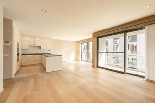 Heel lichtrijk appartement met 2 slaapkamers op de eerste verdieping, rustig gelegen in Pittem. Het appartement beschikt zowel vooraan als achteraan over een terras, waardoor je de hele dag door kan genieten van natuurlijk licht en buitenruimte.<br /><br />Via de inkomhal kom je terecht in de ruime en gezellige leefruimte met aansluitend de volledig uitgeruste keuken, voorzien van alle ingebouwde toestellen. Naast de keuken bevindt zich een praktische berging met extra opbergruimte.<br /><br />Verder zijn er 2 volwaardige slaapkamers, een moderne badkamer uitgerust met dubbele lavabo en douche, en een apart gastentoilet.<br /><br />Achteraan het gebouw bevindt zich een ruime afgesloten garage met automatische poort, die apart aangekocht kan worden voor de prijs van 22 000,- euro<br /><br />Wenst u graag meer informatie of een bezoek aan dit appartement? Contacteer ons gerust.
