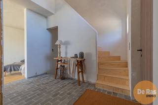 <p><span><strong>LEDE - Exclusieve landelijke woning op unieke ligging</strong><br />EERSTE BEZOEKDAG ZATERDAG 23 MEI VAN 09u TOT 13u (Enkel op afspraak !)<br /></span><br />In het rustige en groene Stichelendries te <span><span>Lede</span></span> bevindt zich deze uitzonderlijke woning van 2025, gelegen op een ruim perceel van maar liefst 5.550 m². Dankzij de open ligging, de prachtige verzichten over het omliggende landschap en de absolute privacy geniet u hier dagelijks van rust, ruimte en natuur in een exclusieve woonomgeving.</p>
<p>Deze stijlvolle villa werd ontworpen in een tijdloze landelijke architectuur en opgetrokken in traditioneel metselwerk met hoogwaardige materialen. De woning combineert authenticiteit en charme met hedendaags wooncomfort en energiezuinige technieken. Bovendien biedt de huidige afwerkingsfase de unieke kans om nog persoonlijke accenten en afwerkingen naar eigen smaak toe te voegen, zodat u deze woning volledig kan afstemmen op uw woonwensen.</p>
<p>Via de royale inkomhal met gastentoilet en elegante traphal wordt u verwelkomd in de bijzonder lichtrijke leefruimte. Grote raampartijen zorgen voor een overvloed aan natuurlijk licht en creëren een prachtig zicht op de omliggende tuin en het achterliggende groen. De gezellige houtkachel vormt het warme hart van de woning en zorgt voor een sfeervolle en uitnodigende leefomgeving. Aansluitend bevindt zich het deels overdekte terras, waar u in alle rust kan genieten van lange zomeravonden en het weidse uitzicht.</p>
<p>De leefruimte staat in directe verbinding met de bureauruimte, ideaal voor thuiswerk of een praktijk aan huis, en met de ruime open keuken. Deze keuken biedt tal van mogelijkheden voor een stijlvolle inrichting en wordt aangevuld met een praktische berging/wasruimte die extra comfort en opbergruimte voorziet.</p>
<p>Op de eerste verdieping bevindt zich de ruime master bedroom met aansluitende dressing, een tweede volwaardige slaapkamer en een royale badkamer uitgerust met ligbad en de mogelijkheid tot het installeren van een douche. Verder vindt u hier nog een apart toilet en een extra berging. De polyvalente leefkelder biedt bijkomende mogelijkheden en kan perfect ingericht worden als derde slaapkamer, hobbyruimte, fitness, speelkamer of extra bureau.</p>
<p>Ook technisch voldoet deze woning aan de hedendaagse normen inzake comfort en energiezuinigheid. Zo werd de woning uitgerust met vloerverwarming, een energiezuinige warmtepomp lucht/lucht, ventilatiesysteem D, aluminium/houten ramen met hoogrendementsglas en een regenwaterput van 10.000 liter. Het EPB Nieuwbouwattest is momenteel in opmaak.</p>
<p>Buiten werd de tuin recent ingezaaid en geniet u van een prachtig groen kader rondom de woning. Daarnaast is er reeds een tuinberging aanwezig en bestaat de mogelijkheid om een carport te voorzien. Voor de verdere afwerking zijn bovendien reeds kwalitatieve materialen aanwezig, waaronder stijlvolle eiken binnendeuren en blauwe steen terrastegels.</p>
<p>Bent u op zoek naar een exclusieve woning met karakter, ruimte en een unieke ligging in het groen? Aarzel dan niet om ons te contacteren op 053/60.65.60 voor meer informatie of een bezoek ter plaatse en ontdek zelf de charme en mogelijkheden van deze uitzonderlijke eigendom.<br />De prijs is een niet-bindende richtprijs. Na biedingen beslist de verkoper over verkoop aan het beste bod. Info via ons of reglement.</p>