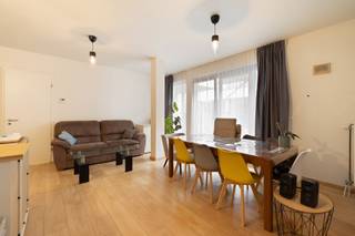 <p>Ideaal gelegen in de Brusselse Vijfhoek, dicht bij talrijke winkels en het historische centrum, op de 4e verdieping van een modern gebouw van 2010, bieden wij u dit prachtige appartement van 97m2 + terrassen. Het bestaat uit een inkomhal, grote lichtrijke woonkamer (41 m²) met open keuken, twee grote terrassen, twee slaapkamers (25 m² en 12 m²), een doucheruimte en een badkamer, apart toilet en een wasruimte. Kelder. EPC B. Dit appartement zal u bekoren met zijn geweldige locatie, ruime woonkamer en zijn privébuitenruimtes! Een bezoek is een must!</p>
