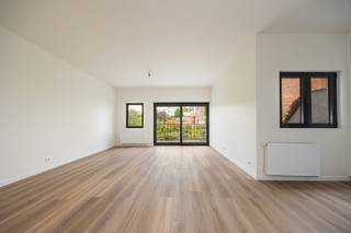 <p>Dit gebouw onderging zopas een volledige renovatie van kop tot teen rekening houdend met de actuele EPB-eisen voor een renovatie. Je kan dus zeker zijn dat je een zeer energiezuinig appartement zal huren. Er is een fietsenberging aanwezig in het gebouw. Het appartement is net klaar en werd bijgevolg nog niet bewoond sinds de renovatie!</p><p>Indeling: We betreden het appartement in een aangename inkomhal. Doorheen het appartement vinden we Coretec PVC vloer terug met de look van parket maar ook nog eens vochtbestendig en dempend. Vooraan zijn er 2 grote slaapkamers terug te vinden met ernaast een dressing (of bergruimte). Er is een ruime wasplaats met toilet en ruimte voor wasmachine en droogkast. De badkamer is ruim en voorzien van een inloopdouche, toilet, dubbele lavabo, handdoekradiator en verwarmde spiegel.</p><p>De leefruimte is zeer ruim en lichtrijk dankzij het grote schuifraam naar het terras. De open keuken is voorzien van een stenen werkblad, enkele spoelbak, inductievuur, microgolf, oven, vaatwas en grote koelkast met vriesvak. Grootste troef is het zuidwest-gericht terras.</p><p>Bent u de eerste om dit appartement te betrekken na renovatie? Maak snel uw afspraak via 03/459.89.59 of pascal@altro-vastgoed.be.</p>