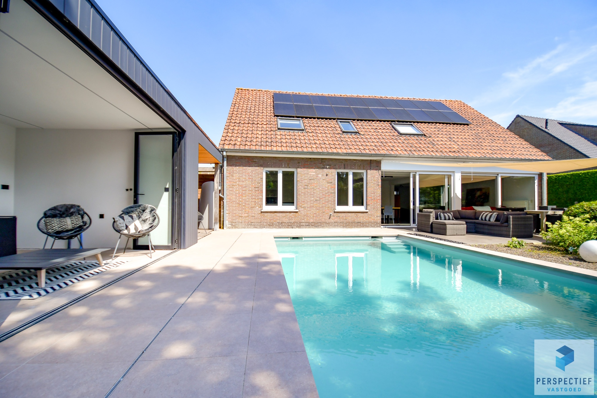 Ruime (254m²) instapklare gezinswoning met 4 slaapkamers, zwembad en poolhouse - foto 2