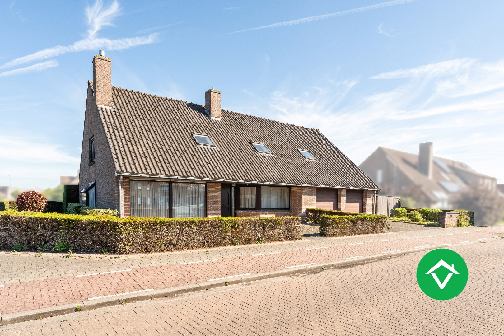 Stevige woning op gunstige ligging met 7 slaapkamers, dubbele garage en tuin te Roeselare - foto 1