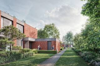 <p><strong>Woning 5 is een gesloten bebouwing met verdiep en heeft een bruto bewoonbare oppervlakte van 145 m². De woning beschikt over drie slaapkamers, woonkamer met open leefkeuken, berging, badkamer, twee toiletten en een aparte fietsenberging. Het terras van 29 m² en privétuin van 27 m² worden mooi geïntegreerd in de gemeenschappelijke tuin.<br />Daarnaast zijn er ondergrondse autostaanplaatsen en fietsenbergingen beschikbaar, evenals gemeenshappelijke bovengrondse fietsenplaatsen en bezoekersparking. <br /><br />Ontdek Molenakker, een exclusief en luxueus nieuwbouwproject gelegen aan het Molenpad in Vosselaar. Deze 11 design-woningen, waarvan 6 laagbouw, staan synoniem voor toekomstgerichte kwaliteit en innovatie. Ontworpen in een modernistische architectuur vormen ze een eerbetoon aan de toonaangevende bouwstijl van de Turnhoutse school. Én dit op een groene en rustige toplocatie in centrum Vosselaar.Technisch worden de woningen gebouwd aan de hoogste standaarden van comfort en duurzaamheid. Onder andere door de inzet op energiezuinige technieken en circulaire bouwprincipes kwalificeren de woningen als bijna-energie-neutraal. Met hoge afwerkingsbudgetten personaliseert u de woning naar eigen stijl en maximaal wooncomfort.</strong></p>
<p></p>