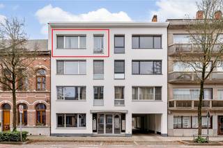 <strong>Instapklaar appartement met garage en gunstig EPC.</strong><br /><br />Op een rustige en vlot bereikbare locatie aan de rand van de stad Lier bevindt zich dit verzorgde en instapklare <strong>appartement op de 3de verdieping met </strong><strong>lift</strong>.<br /><br />Het appartement beschikt over een aangename en praktische indeling met een <strong>lichtrijke leefruimte, een volledig ingerichte keuken, een ingerichte badkamer, een apart toilet, twee slaapkamers en een overdekt terras </strong>waar het aangenaam vertoeven is.<br /><br />Daarnaast is er ook een <strong>garage</strong> inbegrepen en een <strong>kelderberging</strong>, wat zorgt voor extra comfort.<br /><br />De voorbije jaren werd er <strong>grondig geïnvesteerd in het gebouw</strong>, met onder meer een <strong>gevelrenovatie</strong> en een <strong>vernieuwd dak</strong>.<br />Mede dankzij deze ingrepen geniet het appartement van een <strong>gunstig EPC van 142 (label B)</strong>, wat resulteert in energiezuinig en toekomstgericht wonen.<br /><br />De ligging combineert <strong>rust</strong> met een <strong>vlotte verbinding</strong> naar het stadscentrum, winkels en belangrijke invalswegen.<br /><br />Ontdek het pand alvast via de <strong>interactieve grondplannen met foto’s</strong> op onze website:<br />👉 www.wijns.be (detailpagina van dit pand)<br /><br /><strong>Interesse?</strong><br />Neem gerust contact met ons op voor meer informatie of een bezoek ter plaatse.<br />📞 <strong>0473/33 33 33<br />✉️ philip@wijns.be</strong>