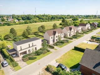 WONING 2: Stijlvolle half-open bebouwing met een woonopp. van 124,50 m² + carport is gelegen op een perceel van 6a25ca, met een straatbreedte van 12,50m en een diepte van 50m. Rustig gelegen in een groene omgeving, vlakbij het stadscentrum van Hasselt en E-313. <br /><br />INDELING: GELIJKVLOERS: Via de inkomhal met gastentoilet en ruimte voor vestiaire krijgt u toegang tot de ruime woonkamer met aansluitend een open keuken via waar de berging/wasplaats bereikt kan worden. Carport met toegang tot de berging/wasplaats; EERSTE VERDIEP: nachthal met toegang tot de drie slaapkamers, badkamer, apart toilet en technische ruimte. <br /><br />WOONERF "BUNDERHOF" TE KURINGEN, dat is stijlvol en rustig wonen in een groene omgeving, vlakbij het stadscentrum van Hasselt en E-313. Dit unieke woonproject bestaat uit 9 klassevolle, duurzame woningen en is gelegen in een rustige, doodlopende straat, grenzend aan natuurgebied. <br />De kleinschaligheid van het project versterkt de exclusieve uitstraling en zorgt voor een intieme, geborgen sfeer. Elke woning werd doordacht ingetekend met oog voor privacy, lichtinval en ruimte. Voor- en achtertuinen vloeien harmonieus in elkaar over en de grote raampartijen verbinden het interieur met het omliggende groen. <br /><br />Dit kleinschalig project bestaat uit 6 half-open bebouwingen met grondoppervlaktes van elk ong. 6a25ca en 3 open bebouwingen met een grondoppervlakte van elk ong. 8a37ca. Bewoonbare oppervlaktes van 125 m² tot 170 m². Prijzen vanaf € 399.900,- (Volledig afgewerkt - exclusief kosten). <br /><br />Meer info: Contacteer Danny op 0471/10.00.69 of 011/22.19.17 of via www.limburgsvastgoed.be
