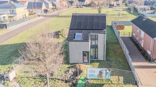 Op een rustige en groene locatie in Maaseik, aan de Heerbaan 40, bevindt zich deze moderne nieuwbouwwoning in halfopen bebouwing. De woning kijkt...