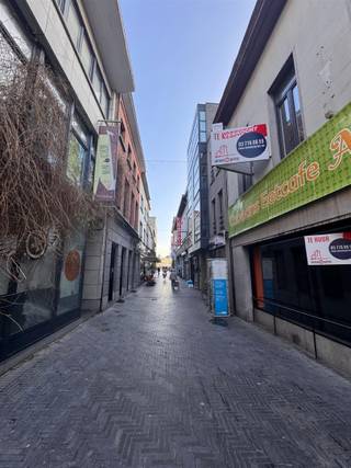 Zoekt u een handelspand in het gezelligste winkelstraatje van Sint-Niklaas? Dan is dit pand mogelijks iets voor u. Het pand omvat een handelspand...