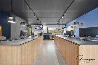 Interessant opbrengsteigendom of ideale combinatie van wonen en werken. Dit instapklare handelspand met duplexappartement is gelegen langs een...