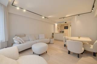 Appartement élégamment et entièrement rénové, situé à distance de marche de la mer et du centre commercial.<br /><br />Cet appartement a été optimisé dans les moindres détails, permettant une utilisation maximale de chaque espace et offrant une sensation générale de volume, de confort et de luminosité.<br /><br />La disposition comprend un séjour lumineux avec une cuisine ouverte entièrement équipée, finie avec un élégant plan de travail en pierre naturelle et de nombreux espaces de rangement.<br /><br />La chambre principale dispose de placards intégrés ainsi que d’un meuble séparé avec raccordement pour une machine à laver et un espace de rangement supplémentaire. Une seconde chambre à part entière est également présente, avec placard intégré et coiffeuse ; elle est actuellement aménagée avec un lit superposé double. Des volets roulants sont installés à l’arrière.<br /><br />L’appartement comprend en outre une salle de douche intemporelle et des toilettes séparées pour les invités. La robinetterie est de la marque Grohe dans tout l’appartement. Chaque pièce est équipée d’un thermostat individuel permettant de contrôler le chauffage infrarouge à distance. Les murs et les portes sont élégamment finis en Mortex, renforçant le caractère moderne et luxueux de l’ensemble.<br /><br />Possibilité d’acquérir un emplacement de parking dans une résidence située à proximité immédiate.