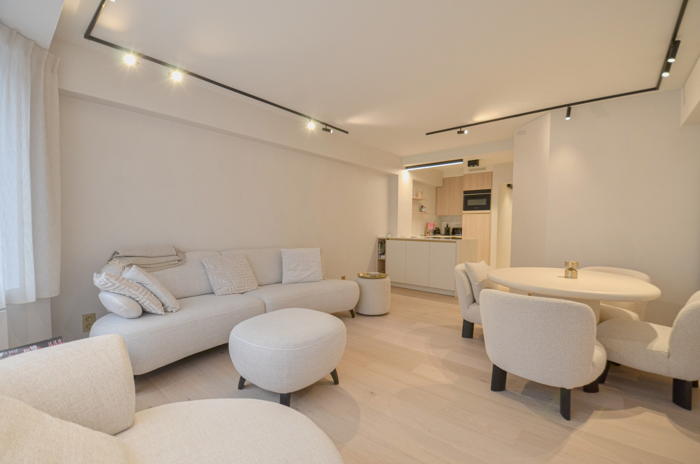 Appartement élégant entièrement rénové, à distance de marche de la mer et du centre commercial. - photo 3