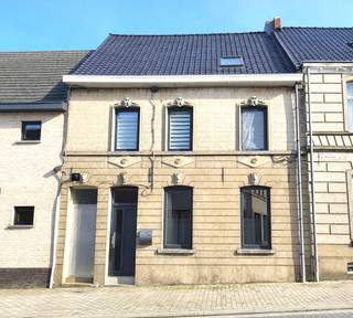 ZAT 14/3– 1STE BEZOEKDAG OP AFSPRAAK 0488.85.81.84 Ruime en karaktervolle gezinswoning op een perceel van 480 m² met zuidoostgerichte tuin,...