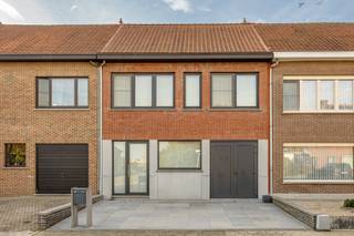 <strong>Instapklare gezinswoning met drie slaapkamers en mogelijks af te werken zolder gelegen in een rustige, doodlopende straat vlakbij de Nieuwe Kaai te Turnhout! EPC label B</strong><br /><br /><strong>Ligging</strong>: <span>de Rood Kruisstraat is vlakbij het kanaal Dessel-Schoten en de Nieuwe Kaai te Turnhout, op wandelafstand van winkels, horeca en openbaar vervoer!</span><br /><br /><strong>Indeling</strong>: +0: inkomhal - woonkamer - keuken - veranda - gastentoilet - garage. +1: 3 slaapkamers - badkamer. +2: af te werken zolder. <br /><br /><strong>Omschrijving</strong>: de ruime inkomhal geeft via een authentieke dubbele deur toegang tot de woonkamer. Hier genieten we voldoende natuurlijk licht en er is achteraan zicht op de tuin. Aansluitend komen we in de aparte keuken dewelke uitgerust is met alle moderne apparatuur zoals een elektrisch vuur met dampkap, combi-oven, koelkast en een vaatwasser. Deze grenst aan de veranda waardoor we ook hier veel natuurlijk licht binnenkrijgen. Als we verder lopen komen we bij het apart gastentoilet en de inpandige garage. <br /><br />Op de eerste verdieping bevinden zich de drie slaapkamers met groottes van respectievelijk 10 m², 14 m² en 15 m². De badkamer is voorzien van een douche in bad, een ruim lavabomeubel en een toilet. <br /><br />Op de tweede verdieping komen we bij de zolder dewelke gezien zijn grootte nog makkelijk afgewerkt zou kunnen worden tot extra slaapkamers! <br /><br />In de aangelegde tuin genieten we dankzij de zuidelijke oriëntatie veel zon, er is achteraan een tuinhuisje voorzien voor alle tuinmateriaal. <br /><br />Het dak werd in 2014 volledig vernieuwd en bijgeïsoleerd, in 2015 werd er een nieuwe cv-ketel geplaatst en de ramen en deuren werden in 2018 allemaal vervangen! <br /><br /><strong>Bijzondere informatieplicht</strong>: in aanvraag.