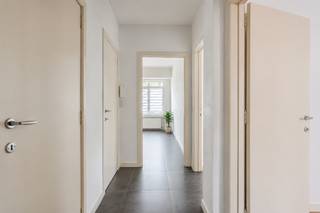 Ontdek dit prachtige en volledig gerenoveerde appartement, ideaal gelegen aan de Eugène Ysayelaan 105 te Anderlecht. Dankzij zijn uitstekende ligging geniet u hier van een perfecte combinatie van rust, groen en stedelijke bereikbaarheid.<br /><br />Het appartement bevindt zich in een aangename residentiële buurt, op wandelafstand van diverse parken en groene zones, waaronder het prachtige Astridpark. Daarnaast bevinden winkels, scholen, sportfaciliteiten, horecazaken en dagelijkse voorzieningen zich in de onmiddellijke omgeving. Ook op vlak van mobiliteit scoort deze locatie bijzonder sterk dankzij de nabijheid van metro-, tram- en bushaltes, evenals een vlotte verbinding naar het stadscentrum van Brussels, de Ring en de belangrijkste invalswegen. Een uitstekende Mobiscore maakt deze woonst extra aantrekkelijk voor wie zich vlot en duurzaam wil verplaatsen.<br /><br />Met een bewoonbare oppervlakte van circa 63 m² biedt dit appartement een comfortabele en doordachte indeling. Via de inkomhal bereikt u een afzonderlijk gastentoilet, gevolgd door een aangename leefruimte die geniet van veel natuurlijk licht. De aparte keuken biedt alle comfort voor dagelijks gebruik.<br /><br />Verder beschikt het appartement over een moderne badkamer uitgerust met een ruime inloopdouche en een volwaardige slaapkamer. Vanuit de slaapkamer heeft u rechtstreeks toegang tot het terras, waar u in alle rust kunt genieten van een moment buiten.<br /><br />Dankzij de volledige renovatie verkeert het appartement in uitstekende staat en is het volledig instapklaar. Hierdoor vormt het zowel een ideale eerste woning als een interessante investering.<br /><br />Bent u op zoek naar een instapklaar appartement op een uitstekende locatie in Anderlecht? Dan is dit eigendom zeker een bezoek waard.<br /><br />📞 Contacteer ons vandaag nog voor meer informatie of een bezoek ter plaatse.<br /><br />📧 nils.deblock@weinvest.be<br />📱 0497 248 251<br /><br />Stedenbouwkundige inlichtingen in aanvraag.