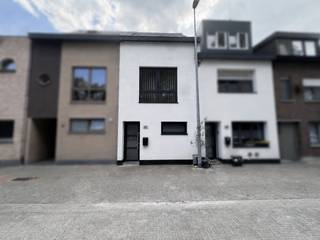 Deze volledig gerenoveerde woning combineert ruimte, comfort en een moderne afwerking. Ze beschikt over 3 slaapkamers, 2 badkamers, een lichtrijke leefruimte, een volledig uitgeruste keuken en zowel een terras op het gelijkvloers als een tweede terras op de verdieping. Dankzij de kwalitatieve renovatie is de woning volledig instap klaar.<br />De woning is gelegen op een rustige locatie, op korte afstand van het centrum van Bornem. Winkels, scholen, openbaar vervoer en recreatiemogelijkheden bevinden zich in de nabije omgeving, terwijl de vlotte verbinding met de belangrijkste invalswegen zorgt voor een uitstekende bereikbaarheid. Het pand heeft een EPC-label B en een UC van 3298511, en is voorzien van centrale verwarming op gas. Voor verdere inlichtingen, neem vrijblijvend contact op via het nummer 03/283 84 84 of mail naar viktor@ax-quality.be.