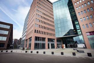 Ces bureaux modernes à louer sont situés dans le Zuiderpoort Office Park, un complexe de bureaux bien visible et facilement accessible à Gand. L'ensemble du complexe se compose de trois bâtiments différents reliés entre eux.Ces bureaux sont idéalement situés à proximité de la sortie « Ghent Centrum » des autoroutes E17, E40 et R4 et disposent de suffisamment de places de parking. En outre, le parc de bureaux est également facilement accessible par les transports en commun. Les autres installations du complexe comprennent un centre de bien-être, un Starbucks, un salon de blanchisserie, un salon de coiffure, un lave-auto mobile, une aire de réparation de vélos et bien plus encore.Surfaces :- Atrium, niveau du bâtiment + 0:2 136 m²- Niveau du bâtiment Atrium + 1:437 m²- Niveau du bâtiment Atrium + 2:585 m²- Atrium, niveau du bâtiment + 7 : 1 081 m²- Atrium niveau + 9 : 2 500 m²Spécifications :- Places de parking : bureaux de 1/50 m² - Également un parking public (parking payant)- Service de sécurité 24 h/24 et 7 j/7 avec 22 caméras- Environnement paisible et verdoyant- Des espaces communs confortables avec coin café- Navette gratuite entre Gand, Saint-Pierre et ZuiderpoortDisponibilité : - Bâtiment Atrium, niveau +0 : à partir du 01/06/2026- Bâtiment Atrium niveau +1 : à partir du 01/09/2024- Bâtiment Atrium, niveau +7 : à partir du 01/06/2025- Bâtiment Atrium niveau +9 : à partir du 01/06/2026Êtes-vous intéressé par ces bureaux multiservices à louer à Gand ? Pour plus d'informations ou une visite, contactez-nous au 09 245 35 35.