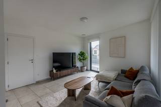 <span>Dit recente appartement is gelegen op de eerste verdieping en bereikbaar met de trap.</span><br /><br /><span>Via de ruime inkomhal hebben we toegang tot alle kamers van het appartement.</span><br /><span>De woonkamer met grote ramen, aansluitend overdekt terras en open keuken is voorzien van raamdecoratie en verlichting.</span><br /><span>Vlakbij de keuken hebben we nog een berging waar ook de wasmachine en droogkast kan geplaatst worden.</span><br /><br /><span>Verder hebben we nog 2 slaapkamers.</span><br /><span>Het toilet is apart en de badkamer heeft een badkamermeubel met 2 lavabo's, voldoende opbergruimte, een bad en een douche.</span><br /><br /><span>Op de gemeenschappelijke gang van je verdieping deel je nog een extra berging voor poetsgerief en andere zaken.</span><br /><br /><span>Verder heb je buiten nog een overdekte staanplaats, een extra parkeerplaats en ruime buitenberging voor fietsen en allerlei spullen.<br /><br />Heb je interesse? Contacteer ons via 014 58 02 08 of via info@immovl.be<br /></span>