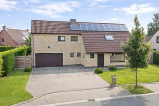 In één van de meest gegeerde en rustige villawijken van Deinze, op wandelafstand van het centrum, ligt deze stijlvolle villa waar licht, ruimte...