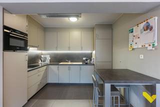 Goed gelegen appartement op de eerste verdieping.<br /><br />Via de ruime inkomhal komen we binnen in een gerenoveerd appartement. Deze heeft een leefruimte met open ingerichte keuken. Hal met apart toilet, badkamer met ruime inloopdouche. Twee ruime slaapkamers met aansluitend een terras. Op het terras bevindt zich nog een praktische berging.<br /><br />Het appartement is voorzien van airco in de slaapkamer en de leefruimte, dewelke op afstand via een smartphone kan bediend worden. Deze kan voor warme en koude lucht zorgen. Ramen hebben dubbele beglazing en het dak is ook reeds vernieuwd.<br /><br />Garage onder het appartement is verplicht bij aan te kopen met meerprijs van €15.000. Dit is een ruime garage waar de mogelijkheid om de garagepoort te automatiseren aanwezig is. <br /><br />Appartement is uiterst geschikt om als investeringspand aan te kopen en te verhuren.<br /><br />Ben je benieuwd en wil je eens komen kijken? Neem dan snel contact op via het nummer 014 58 02 08.