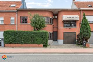 Op een uitstekende locatie te Sint-Katelijne-Waver bevindt zich deze karaktervolle woning met 3 slaapkamers, garage en een bewoonbare opp. van 292 m². U geniet hier van een uitstekende ligging in de nabijheid van het Borgersteinpark en de Nekker, met een vlotte verbinding naar de belangrijkste invalswegen. <br /><br />We betreden de woning via de inkomhal met vestiaire. De ruime leefruimte met open haard geniet van veel lichtinval door de grote raampartijen. Deze kunt u inrichten met een gezellige zithoek en aparte eetplaats. Aangrenzend bevindt zich de keuken die voorzien is van de voornaamste toestellen en aansluiting biedt voor was- en droogmachine. Via de keuken heeft u toegang tot de royale veranda met apart gastentoilet. Hier heeft u een uitzicht op de tuin, waar u steeds in alle rust en privacy kan genieten van het mooie weer. De nachthal op de eerste verdieping geeft ons toegang tot een apart toilet en 2 slaapkamers, waarvan één met dressing/bureau en elk met een eigen badkamer voor optimaal comfort en privacy. De eerste badkamer is voorzien van een dubbele lavabo, douchebad en toilet. De tweede badkamer is uitgerust met een douche en lavabo. Verder vindt u hier ook nog een extra ruimte die momenteel werd ingericht als kapsalon, maar die zeker ook kan dienen als derde slaapkamer, kantoorruimte of praktijkruimte. Tenslotte beschikt de woning over een garage met rechtstreekse toegang tot de tuin en een kelder die extra bergruimte biedt.<br /><br />U bent verplicht om deze woning binnen de 5 jaar na aankoop grondig energetisch te renoveren tot minimum EPC-label D. <br /><br />Dit is een uitstekende opportuniteit als u op zoek bent naar een karaktervolle gezinswoning met heel wat potentieel op een fantastische locatie te Sint-Katelijne-Waver. Contacteer ons voor meer informatie op 0479 47 09 61 of neem een kijkje op www.boonstravastgoed.be. <br /><br />Bijzonderheden:<br />- Toplocatie<br />- 3 Slaapkamers<br />- Bewoonbare opp. van 292 m²