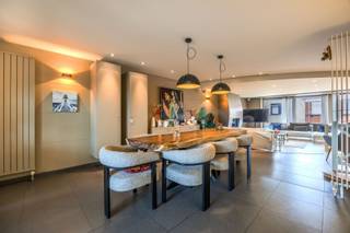 Smaakvolle bel-étagewoning met 5 slaapkamers en mooie zuidgerichte terrassen met open zicht, aangenaam gelegen op 500 meter van de zeedijk van Heist...