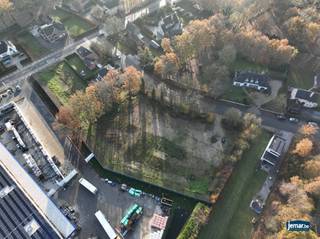 <p><span>Moderne halfopen nieuwbouwwoning – Lot 8 | Project Schelstraat/Wijvestraat</span></p><p><span> </span></p><p><span>Deze stijlvolle halfopen woning in moderne architectuur is gelegen binnen het exclusieve nieuwbouwproject "Schelstraat/Wijvestraat", in een rustige woonomgeving. Lot 8 bevindt zich op een perceel van 617 m² en biedt een ruime bewoonbare oppervlakte van 199 m². De woning werd ontworpen met aandacht voor hedendaags comfort, energiezuinigheid en hoogwaardige afwerking.</span></p><p><span> </span></p><p><span>Indeling:</span></p><p><span> </span></p><p><span>Gelijkvloers</span></p><p><span> </span></p><p><span>Inkomhal met gastentoilet</span></p><p><span> </span></p><p><span>Zeer lichtrijke leefruimte met open zithoek en eetplaats</span></p><p><span> </span></p><p><span>Open keuken met zicht op de tuin</span></p><p><span> </span></p><p><span>Praktische berging met aansluiting voor wasmachine en droogkast</span></p><p><span> </span></p><p><span>Inpandige garage</span></p><p><span> </span></p><p><span> </span></p><p><span>Eerste verdieping:</span></p><p><span> </span></p><p><span>Nachthal</span></p><p><span> </span></p><p><span>Apart toilet</span></p><p><span> </span></p><p><span>Vier ruime slaapkamers</span></p><p><span> </span></p><p><span>Volledig uitgeruste badkamer</span></p><p><span> </span></p><p><span>Extra berging</span></p><p><span> </span></p><p><span> </span></p><p><span>Tuin en buitenruimte</span></p><p><span> </span></p><p><span>Ruime tuin (aan te leggen door de koper)</span></p><p><span> </span></p><p><span>Carport voorzien door de projectontwikkelaar</span></p><p><span> </span></p><p><span> </span></p><p><span>Troeven:</span></p><p><span>✓</span><span> Energiezuinig wonen</span></p><p><span>✓</span><span> Moderne architectuur</span></p><p><span>✓</span><span> Kwalitatieve afwerking</span></p><p><span>✓</span><span> Rustige ligging met vlotte bereikbaarheid</span></p><p><span>✓</span><span> Bouw door betrouwbare professionals</span></p><p><span> </span></p><p><span>Belangrijke info:</span></p><p><span> </span></p><p><span>Lot 8 – Open bebouwing (wind- en waterdichte oplevering) – €339.500</span></p><p><span> </span></p><p><span>Deze woning kan ook wind- en waterdicht opgeleverd worden:</span></p><p><span> </span></p><p><span>Ruwbouwwerken</span></p><p><span> </span></p><p><span>Dakwerken</span></p><p><span> </span></p><p><span>Geïntegreerde carport</span></p><p><span> </span></p><p><span>Hoogwaardige ramen en buitenschrijnwerk</span></p><p><span> </span></p><p><span>Carport inbegrepen</span></p><p><span> </span></p><p><span>Een stevige en kwaliteitsvolle basis, klaar om verder afgewerkt te worden naar uw eigen stijl en wensen.</span></p><p><span> </span></p><p><span> </span></p><p><span> </span></p><p><span>Bent u op zoek naar een eigentijdse gezinswoning in een rustige buurt met een hoogwaardige afwerking naar eigen keuze? Neem dan vandaag nog contact op voor meer informatie of een plaatsbezoek. <span>Ercan@jemar.be</span></span><span> Gsm 0484 06 68 92</span></p><p><span> </span></p><p><span> </span></p>