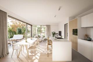 Deze doorzon penthouse van 117,39 m² beschikt over een inkomhal met plaats voor een vestiairekast, een lichtrijke eet- en leefruimte, een open keuken met annex berging, twee slaapkamers, een afzonderlijk toilet en een badkamer uitgerust met een dubbele wastafel en een inloopdouche. Daarenboven beschikt dit appartement over een zuidwestelijk georiënteerd terras van 24,40 m².<br /><br />Dit appartement is gelegen in het nieuwbouwproject Wallenhof te Olsene, een stijlvol en doordacht ontworpen nieuwbouwproject dat staat voor hedendaags wonen in een harmonieuze omgeving met veel groen, dynamische zichten en een vlotte bereikbaarheid. Het project omvat 17 comfortabele appartementen met een gevarieerd aanbod van twee- en drieslaapkamerunits.<br /><br />Elk appartement is ontworpen met veel aandacht voor licht, ruimte en leefkwaliteit, en biedt een sterke balans tussen esthetiek en functionaliteit.<br /><br />Tot slot krijgt elke koper de mogelijkheid om zijn of haar appartement volledig naar eigen smaak af te werken. Dankzij ruime afwerkingsbudgetten voor keuken, vloerbekleding en sanitair die integraal in de aankoopprijs zijn inbegrepen, creëert u een woonst die volledig aansluit bij uw persoonlijke stijl en behoeften. <br /><br />Meer info omtrent dit aanbod? maak uw vrijblijvende afspraak via guillian@landbergh.be of 09 278 78 79