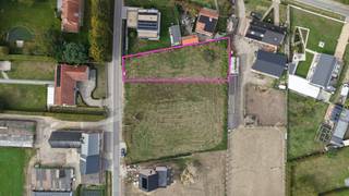 <strong>Thuiskomen begint hier.</strong><br /><br />Op een prachtig perceel van <strong>862m² </strong>ligt deze unieke kans om<strong> jouw droomwoning </strong>te realiseren. Gelegen in het <strong>groen, omringd door rust en ruimte</strong>, vormt deze bouwgrond voor een halfopen bebouwing de perfecte basis voor een warme thuis.<br /><br />Of je nu verlangt naar een plek om te groeien, te genieten of tot rust te komen — hier voel je het meteen: dit is thuiskomen.<br /><br />- 862m² ;<br />- halfopen bebouwing;<br />- zeer rustig gelegen;<br />- groene omgeving;<br />- ideaal voor wie ruimte en rust zoekt.<br /><br />Laat je inspireren door de omgeving, droom groots en bouw hier aan je toekomst.<br />Want dit is meer dan een stuk grond – dit is jouw nieuwe begin.