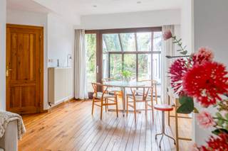 Verborgen achter een weelderige groene muur ligt deze woning in eclectische stijl, met verfijnde Art Deco-invloeden. Omringd door een...