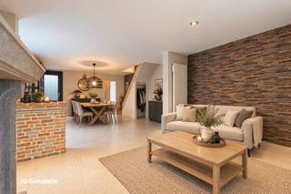 <strong>Ben je op zoek naar een ruime woning met 4 slaapkamers, een magazijn/garage én een prachtige tuin in Haaltert? Gevonden!</strong>
<p>In de rustige Achterstraat, nabij het centrum van Haaltert en met een vlotte verbinding naar Aalst, Ninove en de E40, bevindt zich deze veelzijdige eigendom met een bewoonbare oppervlakte van maar liefst 241 m². Achteraan geniet je van een aangenaam uitzicht op het achterliggende parkgebied, waardoor rust en groen nooit ver weg zijn. Bovendien beschikt de woning over een gunstig EPC-label C dankzij dakisolatie, hoogrendementsbeglazing, een condensatieketel en de geïsoleerde crepi-gevel.</p>

<p>Op het gelijkvloers word je verwelkomd in een ruime leefruimte met afzonderlijke zit- en eethoek. Aansluitend bevindt zich de ingerichte keuken, gevolgd door een praktische berging, badkamer en apart toilet. De woning biedt daarnaast heel wat bergruimte en een functionele indeling voor een groot gezin of wie wonen en werken wil combineren. Op de eerste verdieping bevinden zich twee zeer ruime slaapkamers, terwijl de tweede verdieping nog twee bijkomende slaapkamers telt. Zo beschikt de woning in totaal over vier volwaardige slaapkamers.</p>

<p>De absolute troef van deze eigendom bevindt zich achteraan het perceel: een uitzonderlijk ruim magazijn met garage (172 m²), ideaal voor zelfstandigen, opslag, hobbyactiviteiten of het stallen van meerdere voertuigen. Bovendien beschikt het pand over een prachtige tuin van maar liefst 450 m², die tal van mogelijkheden biedt voor ontspanning, tuinliefhebbers of gezinsactiviteiten. Dergelijke combinatie van wonen, werken en genieten op één locatie is zeldzaam in de regio.</p>

<p>Op zoek naar veel ruimte, een groot magazijn en een strategische ligging? Contacteer ons snel voor een bezoek en ontdek de mogelijkheden van deze unieke eigendom!</p>