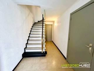 In een rustige, residentiële woonstraat van Meerbeke bevindt zich deze karaktervolle bel-etagewoning met een tuin en een inpandige garage. Op de...