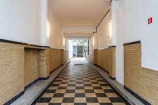 Découvrez ce loft unique d’environ 200 m², accessible par un large portail d’entrée sous le bâtiment avant, avec un espace de stationnement pour deux voitures. Devant le loft se trouve une charmante cour intérieure agrémentée de deux magnifiques arbres adultes – une oasis de tranquillité avant même d’entrer.Au rez-de-chaussée se trouve un vaste espace ouvert que vous pouvez aménager entièrement selon vos envies : un atelier, une grande cuisine ouverte, une salle de loisirs… les possibilités sont infinies.Un escalier vous mène à l’étage, où l’authentique monte-charge industriel – un clin d’œil au passé de l’ancienne boutique de vélos – attire immédiatement le regard. Vous y trouverez une cuisine moderne entièrement équipée ainsi qu’une salle de bains élégante avec douche ouverte. L’espace est baigné de lumière grâce aux superbes fenêtres de toit qui offrent un agréable éclairage naturel.La propriété bénéficie d’une orientation sud-ouest idéale et est équipée de protections solaires mobiles intégrées à la façade, vous garantissant un confort optimal en toute saison.Un bien exceptionnel et polyvalent que vous pouvez façonner entièrement selon votre style de vie ou de travail. En bref : une opportunité unique pour ceux qui recherchent du caractère, de l’espace et de la liberté.