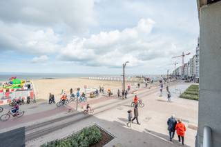 Res. Het ZoutePrachtig gerenoveerd appartement met breed frontaal zeezicht, vlakbij het Albertplein en zelf met toegang via het plein. Dit...
