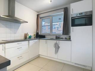 Le moyen le plus rapide pour visiter cette propriété ? Demandez votre visite via le bouton rouge de notre site Web (www.dewaele.com) et vous serez contacté par l'un de nos experts en location. <br /><br />Maison prête à emménager avec 3 chambres, jardin ensoleillé et place de parking dans un emplacement central à Torhout.<br /><br />La maison a la disposition suivante :<br />- Entrée avec toilettes séparées<br />- Espace de vie lumineux <br />- Cuisine ouverte avec cuisinière avec hotte, évier, four, réfrigérateur et lave-vaisselle<br />- Local de rangement spacieux avec raccordement pour machine à laver<br />- 3 chambres<br />- Salle de bain avec lavabo et douche<br />- Jardin ensoleillé avec terrasse paysagée et abri de jardin<br />- Allée spacieuse<br /><br />Caractéristiques supplémentaires :<br />- Maison prête à emménager et lumineuse<br />- Place de parking prévue à côté de la maison<br />- Faible consommation d'énergie<br />- Situé au centre de Torhout, à proximité des commerces, des transports en commun, des routes d'accès,...<br /><br />Êtes-vous intéressé par cette propriété à louer à Torhout ? N'hésitez pas à nous contacter.