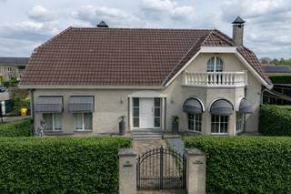 <p><strong>Op een rustige ligging nabij de Nederlandse grens, op een ruim hoekperceel van maar liefst 1.353 m², bevindt zich deze prachtige en volledig instapklare villa. Deze eigendom combineert luxe, comfort en veelzijdigheid, met onder meer een verwarmd zwembad, jacuzzi en een hoogwaardig afgewerkt bijgebouw van ca. 120 m² – ideaal als kantoor, gastenverblijf of B&B. Deze eigendom is volledig omsloten door groene hagen en biedt een maximum aan comfort en privacy.</strong></p>
<p><strong>Gelijkvloers</strong><br />Een ruime inkomhal heet U een warme welkom. Enerzijds toegang naar het woongedeelte, anderzijds naar het kantoor en keuken. De woonkamer kijkt uit op de tuin en het is gezellig zitten bij de gashaard. Bij mooi weer loopt u door de dubbel opendraaiden ramen het terras op.Aansluitend bevindt zich de royale leefkeuken met prachtige maatwerk kasten, kookeiland en kwalitatieve inbouwtoestellen, waaronder een inductiekookplaat met geïntegreerde afzuiging, vaatwasser, oven, koelkast/vriezer en wijnkoeler. In de ruime eethoek tafelt u gezellig met uw gezin of gasten.<br />Op het gelijkvloers vindt u tevens een bureau of extra slaapkamer en een praktische voorraad wijnkelder van ca. 20 m² op stahoogte. De volledige benedenverdieping is uitgerust met vloerverwarming (met uitzondering van het bureau).</p>
<p><strong>Verdieping:<br /></strong>De riante overloop geeft toegang naar vier volwaardige slaapkamers. De master bedroom beschikt over een ruime dressing en een luxueuze en-suite badkamer met dubbele wastafel, inloopdouche, ligbad en toilet. Daarnaast is er een tweede badkamer met douche, toilet en wastafel. De drie overige slaapkamers zijn alle ruim, waarvan twee slaapkamers ook voorzien zijn van maatwerk kasten. <br />Via een vlizotrap bereikt u een ruime bergzolder.</p>
<p><strong>Bijgebouw – veelzijdige mogelijkheden</strong><br />Het recent gebouwde bijgebouw (2020) van ca. 120 m² is momenteel ingericht als beautysalon en is hoogwaardig afgewerkt en biedt tal van mogelijkheden: praktijkruimte, kantoor, gastenverblijf of B&B. Het gebouw is thans ingedeeld met een ontvangstruimte en 2 behandelkamers, waarvan 1 beschikt over een douche en een apart toilet. Dit bijgebouw omvat tevens een ruime inpandige garage met automatische poort en aansluitingen voorwasmachine en droogkast . Vloerverwarming (zelfs in de garage) en een eigen cv-installatie zorgen voor optimaal comfort.</p>
<p><strong>Tuin</strong>:<br />De zuid gerichte tuin is fraai aangelegd en voorzien van meerdere terrassen. U geniet hier van een verwarmd Starline zwembad met buitendouche en een aparte relaxruimte van ca. 32 m² met jacuzzi en glazen schuifpanelen – ideaal om het hele jaar door te ontspannen. Op het perceel is er parkeergelegenheid voor zes wagens en een laadpaal aanwezig.</p>
<p><strong>Bijzonderheden</strong></p>
EPC-label B (woning) en A (bijgebouw)<br />30 zonnepanelen<br />Aluminium ramen met rolluiken en markiezen<br />Woning gebouwd in 2001 en volledig gemoderniseerd in 2020<br />Bewoonbare oppervlakte ca. 300 m² + bijgebouw ca. 120 m²<br />Uitgebreid alarm- en camerasysteem - Elektriciteit conform<br />Uitstekende ligging in een rustige, groene omgeving nabij de grens<br />Motor isolerend roldek zwembad vernieuwd in 2025<br />
<p>Deze unieke eigendom is de perfecte combinatie van wonen, werken en ontspannen in alle comfort en luxe.<br />Neem zeker na eens een kijkje in de woning via onze virtuele toer: https://tour.giraffe360.com/d16c8d61beaa470a9be7e5ecc416d0aa/</p>
