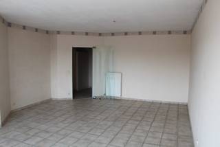 Appartement gelegen in een rustige woonwijk, op wandelafstand van het centrum. Op de 3de verdieping MET LIFT. Ruime living, 2 slaapkamers, keuken met toestellen. Terras vooraan en achteraan. CV op gas. EPC-label B. GARAGEBOX achteraan het gebouw optioneel aan € 100,00 / maand.<br />Provisie water inbegrepen in gem. kosten.
