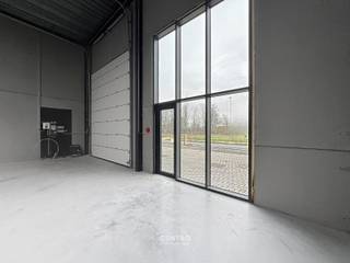 <u><strong>Benaderende bruto-AFMETINGEN:</strong> </u><br />276,39 m²: 10,60m x 26,07m <br />2 parkeerplaatsen<br /><br /><u><strong>AFWERKING:</strong></u><br />- De units zijn voorzien als verwarmde gebouwen en aldus EPB-plichtig.<br />- Stalen constructie. <br />- Betonplinten: 14 cm dikte onder cellenbetonpanelen tussenwanden units – geïsoleerd (10cm PIR) en 28cm dikte onder metalen sandwichpanelen achtergevel en onder buitenschrijnwerk langs voor -en eventuele zijgevels. <br />- Industriële betonpanelen: 14cm dikte wanden voorgevel t.h.v. sandwichpanelen - geïsoleerde betonpanelen (10cm PIR); 28cm dikte over de totale muurhoogte en -45cm onder vloerpas. <br />- Cellenbeton panelen; 15cm dikte scheidings-en brandwanden.<br />- Gepolierde en gewapende betonvloer (15cm), in vakken gezaagd om krimpscheuren tot een minimum te herleiden, max. belasting 3 ton/m².<br />- Geïsoleerd (15cm PIR) steeldeck met centrale lichtstraat (meerwandige polycarbonaat platen), voorzien voor extra belasting van zonnepanelen 20kg/m².<br />- 1 geïsoleerde, elektrische sectionaalpoort (h: 4,20m; b: 4,00m). <br />- Afzonderlijke aluminium inkomdeur met grote glaspartij, voorzien van aluminium schrijnwerk en hogerendementsbeglazing; ideaal om een bureel te voorzien.<br />- Vrije hoogte van 6,20m, muurhoogte: 7,65m.<br /><br /><strong><em>Brandklasse C: </em></strong>voldoet aan de strengste brandweernormen! Alle activiteiten mogelijk.<br /><br /><u><strong>NUTSVOORZIENINGEN:</strong></u><br />Alle voorzieningen zijn getroffen voor aansluiting van stadswater, elektriciteit reeds gekeurd (3 x 400V, 32A tot 63A), internet. Iedere unit heeft een afzonderlijke teller.<br />Er is een gescheiden rioleringsstelsel voorzien voor afvoer regenwater en afvalwater. Per unit is een afvoer voorzien voor sanitaire module. Septiekput 5 personen 1.500 liter.<br />Per unit is er een RW-put van 10.000 liter voorzien. Deze regenput is voorzien van een aanzuigleiding socarex (1 per unit), exclusief pomp. Gasaansluiting.<br /><br /><u><strong>BESTEMMING:</strong></u><br />De zone is bestemd voor kleine en middelgrote ondernemingen.<br />Niet-hinderlijke bedrijvigheid.<br /><br /><u><strong>LIGGING:</strong></u><br />Centrale gelegen in de driehoek Tielt-Deinze-Waregem. Het KMO-park is slechts 14 minuten rijden van Tielt, 12 minuten van Deinze en 19 minuten van Waregem.<br /><br /><u>* Bijzonderheden:</u><br />- Georganiseerd parkmanagement voor afvalverwerking, mobiliteit en energievoorziening.<br />- Vermelde prijs is exclusief: btw op constructiewaarden en registratierechten op grondwaarde, aansluitingskosten van de nutsvoorzieningen, opmaak basisakte, opmeting, PID.<br />- Onze referentie op<strong> </strong><strong>www.centro.be</strong>: <strong>Q0744 </strong>of contacteer ons via <strong>050700102</strong><strong>.</strong><br /><br /><strong>CENTRO | </strong><strong>BEDRIJFSVASTGOED </strong>is reeds 25 jaar <u>gespecialiseerd in de bemiddeling van commercieel- en bedrijfsvastgoed </u>in West- en Oost Vlaanderen.<br /><strong>Wilt u ook weten hoeveel uw bedrijfsgebouw waard is?</strong><br />Contacteer ons vrijblijvend voor een marktconforme waardebepaling van uw pand. <br /><br />