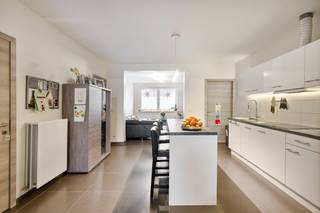 Op een centrale locatie in Kruibeke, vlakbij het centrum, winkels en scholen, vinden we deze charmante woning die oorspronkelijk dateert uit de jaren ’50 en <strong>rond 2012 een grondige renovatie</strong> heeft ondergaan. Dankzij het zorgvuldig onderhoud van de huidige eigenaars is de woning volledig instapklaar.<br /><br />We betreden de woning via de inkomhal met gastentoilet. De leefruimte is slim ingedeeld:<br />een gezellige tv-hoek aan de voorzijde, een volledig uitgeruste keuken centraal in de woning en een lichte aanbouw achteraan die vandaag dienst doet als eetruimte, bureau en speelkamer – ideaal voor een flexibel gebruik.<br />Vanuit de keuken heb je een perfect overzicht over de leefruimtes én <strong>de tuin</strong>, die bereikbaar is via een schuifraam. Aansluitend aan de keuken bevindt zich een praktische berging met aansluiting voor wasmachine.<br />Op de eerste verdieping vinden we twee ruime slaapkamers en een badkamer met dubbele lavabo, toilet en ligbad met douchefunctie. Via de vaste trap bereik je <strong>de zolderverdieping, waar de masterbedroom is ingericht</strong>, voorzien van twee dakramen die voor een aangename lichtinval zorgen. De woning beschikt bovendien over <strong>een ruime en droge kelder</strong> van maar liefst 18m².<br /><br />Achteraan de woning is er een aangenaam terras met automatische overkapping en een tuin met tuinhuis. Voorzieningen zoals de <strong>zij-ingang met fietsenberging </strong>maken het plaatje compleet.<br /><br />Extra troeven
<ul>
	<li><span>10 zonnepanelen van 425 Wp per stuk</span></li>
	<li><span>Vernieuwing ramen met HR glas in 2021</span></li>
	<li><span>Instapklaar en perfect onderhouden</span></li>
	<li><span>Centrale ligging nabij alle voorzieningen</span></li>
</ul>
Kortom, een ruime en gerenoveerde woning waar je meteen kan intrekken, ideaal voor wie op zoek is naar een combinatie van comfort, energiezuinigheid en charme.<br />Contacteer ons vandaag nog voor een bezoek! 03/775.78.79<br />Ben je ook van plan jouw eigendom te verkopen? Maak een afspraak voor een gratis schatting, wij maken er samen een succesverhaal van.