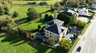 Deze uitzonderlijke woning biedt een perfecte combinatie van ruimte, comfort en moderne afwerking. Met een indrukwekkende woonoppervlakte van 660...