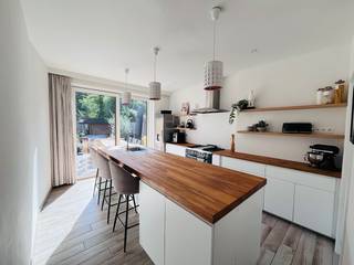 <p>ONDER OPTIE!!</p><p>Gerenoveerde stadswoning met 3 slaapkamers aan Lierse vesten</p><p>Deze energiezuinige stadswoning bevindt zich op een boogscheut van het centrum van Lier, in een doodlopende straat aan het water en vlakbij de groene stadsvesten. Een ideale woning voor starters en jonge gezinnen die rustig willen wonen, vlakbij winkels, openbaar vervoer en scholen.</p><p>We betreden de woning via de inkomhal, die toegang geeft tot het gastentoilet en de gezellige leefruimte. Aansluitend vinden we de centrale trappenhal en een praktische berging met wasplaats. Achteraan bevindt zich de ruime, volledig uitgeruste keuken met koele berging, die rechtstreeks toegang geeft tot het zuidgerichte terras met stadstuintje. Hier kan je heerlijk genieten van de zon en het groene uitzicht achteraan.</p><p>Op de eerste verdieping komen we uit in een handige dressing, die toegang geeft tot de eerste slaapkamer enerzijds en de ruime badkamer anderzijds. Deze is voorzien van een toilet, inloopdouche, comfortabel tweepersoonsbad en dubbele lavabo.</p><p>Via de vaste trap bereiken we de tweede verdieping, waar zich nog twee slaapkamers bevinden. Doorheen de woning werd de beschikbare ruimte bovendien optimaal benut, waardoor er verrassend veel extra opbergruimte aanwezig is.</p><p>De woning werd volledig gerenoveerd en combineert het karakter van een charmante stadswoning met hedendaags comfort. Met een EPC-label B (129 kWh/m²), vloerverwarming op het gelijkvloers en airconditioning in de slaapkamers is ook aan energiezuinigheid en comfort gedacht. Het dak werd bovendien volledig vernieuwd in 2022.</p><p>EXTRA:</p><p>* EPC-label B – 129 kWh/m²<br />* Volledig gerenoveerd in 2015<br />* Dak vernieuwd in 2022<br />* Airconditioning in de slaapkamers<br />* Vloerverwarming op het gelijkvloers<br />* Zuidgericht terras en stadstuintje<br />* Verrassend veel praktische opbergruimte<br />* Rustige ligging aan het water in een groene omgeving<br />* Stadskern en station op wandelafstand</p>
