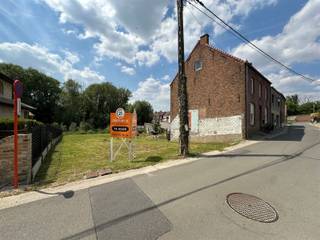 <p>Ce beau terrain à bâtir de 6a87ca offre une excellente opportunité de construire un bâtiment semi-détaché. Le terrain a une largeur de 11,89 mètres côté rue et une profondeur de 40,59 mètres. A l'arrière, vous bénéficierez de belles vues verdoyantes, idéales pour ceux qui aiment le calme et la nature.</p><p>L'emplacement est très pratique et calme, tout en étant à deux pas des principales voies d'accès, des magasins, des écoles et des transports publics. Vous combinez ainsi le meilleur d'un environnement rural tranquille avec la proximité de toutes les commodités.</p><p>Les règles de construction sont les suivantes</p><p>Profondeur de construction de 15 mètres au rez-de-chaussée et de 12 mètres au premier étage.<br />La hauteur de corniche et de faîtage ne doit pas dépasser celle de la maison voisine.<br />Une bande non constructible de 3 mètres doit être prévue sur le côté gauche (vu de la rue).</p><p>Une belle opportunité de construire la maison de vos rêves dans le quartier pittoresque d'Appelterre-Eichem !</p><p>Pour plus d'informations, contactez notre bureau !</p>