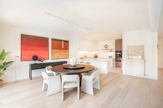 Dit prachtig appartement bevindt zich op een heerlijke en unieke centrumlocatie te Leuven. <br />De onmiddellijke nabijheid van tal van winkels en ontspanningsmogelijkheden biedt u de meest ideale leefomgeving.<br />Een ruime private tuin waar het heerlijk vertoeven is betreft uiteraard een enorm gegeerde en unieke troef.<br />De royale eet- en leefruimte genieten door de knappe breedte van het appartement van mooi zicht op de tuin alsook Sint-Geertrui abdij. Grote raampartijen bieden u steeds een zeer aangename en lichtrijke leefomgeving.<br />De knappe geïnstalleerde halfopen leefkeuken geniet van een aansluitend praktische bergruimte.<br />Kwalitatieve en karaktervolle materiaalkeuzes vormen de leidraad doorheen het gehele appartement.<br />Verder beschikt het appartement over een mooie badkamer met inloopdouche en toilet.<br />Er biedt zich de mogelijkheid om een ondergrondse garagebox bij aan te kopen aan 50.000 EUR. <br />Op zoek naar een prachtig gelijkvloers appartement met tuin op een unieke locatie te Leuven centrum? Laat de beelden voor zich spreken en contacteer ons voor een bezoek ter plaatse.<br />info@covas.be // 016 40 60 20 // www.covas.be