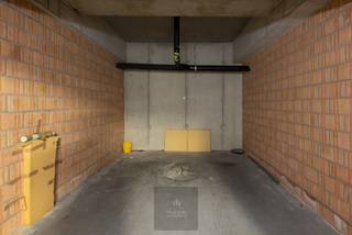 Locked garage box located on level -0.5 of the Apollo residence in Nieuwpoort-Bad. Dimensions: 5m x 2.82m - gate passage 2.25m. Full ownership...