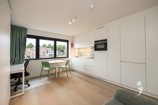<p><span>Vous cherchez un investissement de qualité sans soucis ou un logement confortable à Louvain ? Ce studio élégant situé au 19, Bankstraat fait partie d'un bâtiment entier qui sera entièrement rénové en 2025 avec des matériaux de haute qualité et selon les règles de l'art.</span></p><p><span>Le studio meublé est optimalement agencé et dispose d'un espace de vie lumineux avec un lit rabattable (sans matelas), un bureau avec chaise, un placard et un coin petit-déjeuner agréable avec table et chaises. La kitchenette moderne est entièrement équipée avec une plaque de cuisson, un réfrigérateur, un lave-vaisselle et un four combiné. De plus, le studio est doté d'un éclairage LED économe en énergie, d'un lavabo encastré et d'une salle de bain soignée avec douche et toilettes.</span></p><p><span>Grâce à l'unité Panasonic, vous bénéficiez d'un climat intérieur agréable tout au long de l'année avec chauffage, refroidissement et climatisation.</span></p><p><span>De plus, le bâtiment dispose d'un espace de stockage commun et d'un local à vélos pratique.</span></p><p><span>L'emplacement dans la calme Bankstraat allie confort résidentiel et excellente accessibilité. À distance de marche et à vélo se trouvent le centre-ville, les campus, les transports en commun, les magasins et les possibilités de loisirs, tout en profitant d'un environnement résidentiel agréable et silencieux.</span></p><p><span>Atouts :</span></p><ul><li><span>Bâtiment entièrement rénové (2025) </span></li><li><span>Finitions et matériaux de haute qualité </span></li><li><span>Entièrement meublé </span></li><li><span>Cuisine équipée moderne </span></li><li><span>Chauffage, refroidissement et climatisation via unité Panasonic </span></li><li><span>Espace de rangement commun et local à vélos </span></li><li><span>Emplacement calme et attractif près du centre de Louvain </span></li></ul><p><span>Un studio idéal pour l'occupation personnelle, des enfants étudiants ou comme investissement intéressant à Louvain.</span></p>