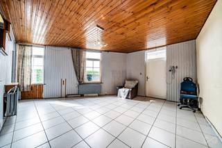 We Invest vous propose cette maison à rénover, idéalement située à proximité immédiate du centre de Soignies, des commerces, des écoles et de la gare. Un emplacement privilégié permettant de profiter à la fois du calme et de toutes les commodités du quotidien.<br />Le rez-de-chaussée se compose d’un salon, d’une salle à manger, d'un espace cuisine pour une superficie totale d’environ 26 m², d’une salle de bains avec un WC, d’un cellier ainsi que d’un accès à la terrasse menant au jardinet et au garage. Un atelier et un emplacement de parking complètent ce niveau.<br />Au premier étage, vous découvrirez un hall de nuit, un dressing, une salle de douche avec WC ainsi qu’une chambre.<br />Le deuxième étage se compose d’un hall de nuit et de deux spacieuses chambres d’environ 22 m² et 24 m².<br />La maison dispose également d’une cave et offre un beau potentiel d’aménagement après rénovation. Châssis récents. <br />Informations & visites : 0499/14.21.98 — valentin.s@weinvest.be<br />Faire offre à partir de 170.000 €, sous réserve d’acceptation du propriétaire