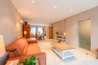 Op een boogscheut van het centrum van Temse bevindt zich deze wel heel interessante woning die volledig werd gerenoveerd. Gunstig gelegen...