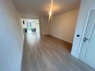 <strong>Wervik - Vernieuwde woning met 3 slaapkamers, garage en tuin te koop.</strong><br /><br /><strong>Indeling:</strong><br /><u>Gelijkvloers:</u> inkom, ruime living met open keuken en diepe garage<br /><u>1ste verdieping:</u> 3 ruime slaapkamers en badkamer<br />+ Grote zolder<br />+ Droge kelder<br /><br /><strong>Troeven:</strong>
<ul><li>Elektriciteit conform</li><li>Goed EPC</li><li>Zuidgericht terras en tuin</li><li>Op wandelafstand van het centrum</li><li>Grote ruimtes en veel lichtinval</li></ul>