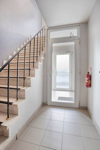 <p><strong>Tessenderlo: verzorgd appartement met 2 slaapkamers en terras op centrale ligging</strong></p>

<p>Dit appartement is gelegen aan het Eikelplein in Tessenderlo, op een rustige en tegelijk centrale locatie. Dankzij de nabijheid van winkels, openbaar vervoer en diverse voorzieningen geniet u hier van een uiterst praktische woonomgeving. Een ideale ligging voor wie comfortabel wil wonen met alle faciliteiten binnen handbereik.</p>

<p>Het appartement werd gebouwd in 1995 en beschikt over een praktische indeling met twee slaapkamers en een aangenaam terras. Dankzij het gunstige EPC-label B geniet u bovendien van een energiezuinige en comfortabele woonst. De lichtrijke leefruimtes en functionele indeling maken dit appartement bijzonder geschikt voor zowel koppels, gezinnen als investeerders.</p>

<p><strong>INDELING:</strong></p>

<p>Inkomhal met apart toilet, lichtrijke woonkamer met toegang tot het terras, functionele keuken, twee slaapkamers, badkamer met ligbad en wastafel, en een praktische berging.</p>

<p><strong>Buiten:</strong> aangenaam terras waar u in alle rust kan genieten van de buitenlucht.</p>

<p><strong>TROEVEN:</strong></p>

<ul><li>Centrale en toch rustige ligging</li><li>Energiezuinig appartement met EPC-label B</li><li>Twee volwaardige slaapkamers</li><li>Praktische en functionele indeling</li><li>Terras voor extra wooncomfort</li></ul>

<p>Bent u op zoek naar een verzorgd appartement op een uitstekende locatie in Tessenderlo? Ontdek zelf de troeven van deze eigendom en plan vandaag nog uw bezoek!</p>

<p>JOUW DROOMAPPARTEMENT. ZO GEVONDEN!</p>