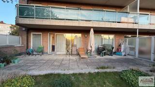 Cet agréable appartement de trois chambres est idéalement situé au cœur de Woluwe-Saint-Pierre, à quelques pas de la place Dumon, des supermarchés, des boutiques de vêtements et de nombreuses autres commodités. De plus, la station de métro se trouve à seulement environ 150 mètres, ce qui garantit une desserte aisée.
En entrant dans l’appartement, vous accédez au hall d’entrée avec vestiaire et toilettes pour invités. Vient ensuite le salon spacieux et lumineux, flanqué d’une cuisine entièrement équipée. Depuis l’appartement, vous pouvez également profiter d’une terrasse orientée ouest avec un jardin très agréable, idéal pour profiter du soleil de l’après-midi et du soir.
L'appartement dispose également de trois chambres, dont l'une est équipée de placards intégrés et d'une salle de bains attenante. De plus, dans le couloir de nuit, vous trouverez une salle de douche séparée et une buanderie indépendante avec un raccordement à l'eau pour une machine à laver et un sèche-linge.
Un atout supplémentaire : un garage fermé et une cave sont inclus dans le prix.
Les charges mensuelles s'élèvent à 180 €.