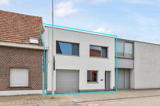 Ruime woning (ca. 236 m²) met leuke tuin gelegen te Duffel. <br /><br />Algemeen:<br />- Grotendeels gerenoveerde woning<br />- Gelegen te Duffel nabij winkels, scholen,...<br />- De woning biedt tal van mogelijkheden waaronder kangoeroewonen<br />- Gelijkvloers afgewerkt met slaapkamer en badkamer<br />- 10 zonnepanelen<br />- EPC B <br />- Asbestattest in aanvraag<br /><br />Renovaties:<br />- Volledig gelijkvloers (keuken, vloeren, elektriciteit,...)<br />- Geïsoleerd, nieuw dak<br />- Buitenschrijnwerk<br />- Terras<br />- Verwarming vernieuwd (op gas met radiatoren)<br /><br />Indeling:<br />Gelijkvloers:<br />- Inkomhal met apart toilet<br />- Inpandige garage<br />- Leefruimte met open keuken<br />- 1e slaapkamer<br />- Badkamer met inloopdouche, toilet en lavabo<br /><br />De eerste verdieping is momenteel ingericht met een leefruimte, keuken, badkamer en 2 à 3 slaapkamers. Deze verdieping kan nog volledig naar wens worden ingedeeld/vernieuwd. De verwarming boven is reeds vernieuwd. <br /><br />Bovendien beschikt de woning nog over een mooie tuin met groot terras.